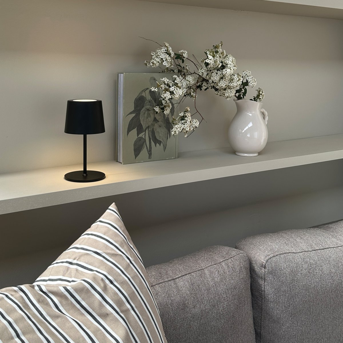 Karl 37cm Noir portable De Dyberg Larsen - Karl convient aussi bien &agrave; une utilisation int&eacute;rieure qu'ext&eacute;rieure et est facile &agrave; d&eacute;placer, ce qui le rend id&eacute;al aussi bien pour la maison que pour la terrasse.