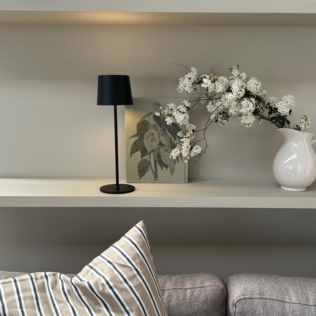Karl 37cm Noir portable De Dyberg Larsen - Karl convient aussi bien &agrave; une utilisation int&eacute;rieure qu'ext&eacute;rieure et est facile &agrave; d&eacute;placer, ce qui le rend id&eacute;al aussi bien pour la maison que pour la terrasse.