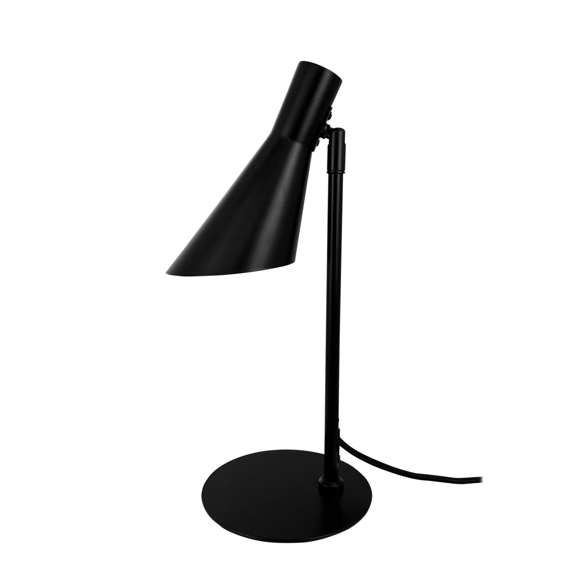 DL12 Mini 40cm Noir lampe de bureau De Dyberg Larsen - Elle est fournie avec un câble textile noir de 1,6 m, un interrupteur et une prise secteur.