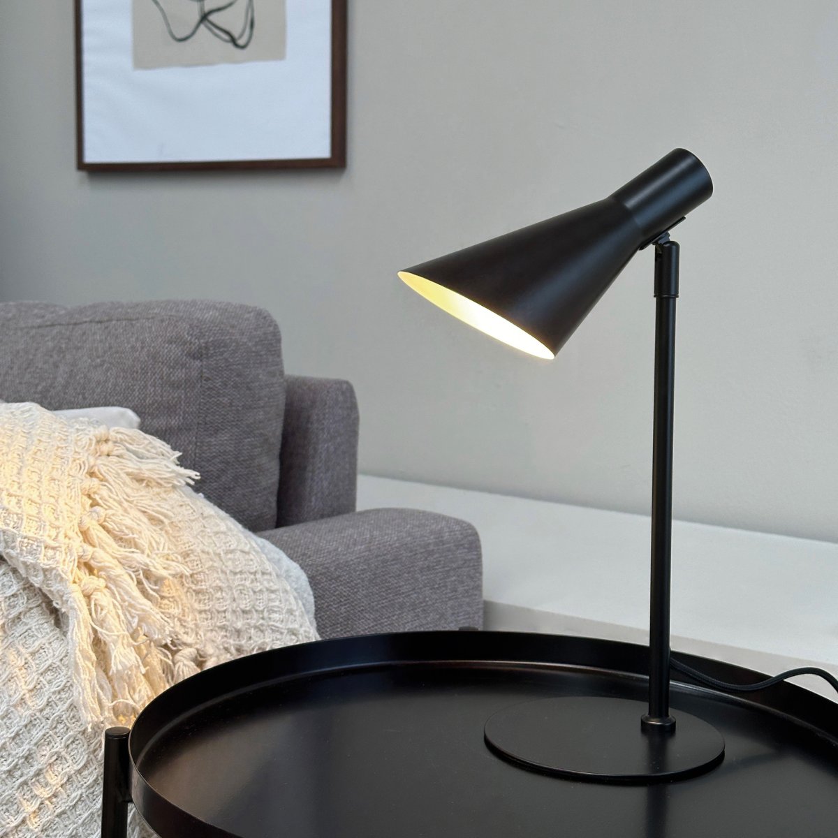 DL12 Mini 40cm Noir lampe de bureau De Dyberg Larsen - Elle est fournie avec un câble textile noir de 1,6 m, un interrupteur et une prise secteur.