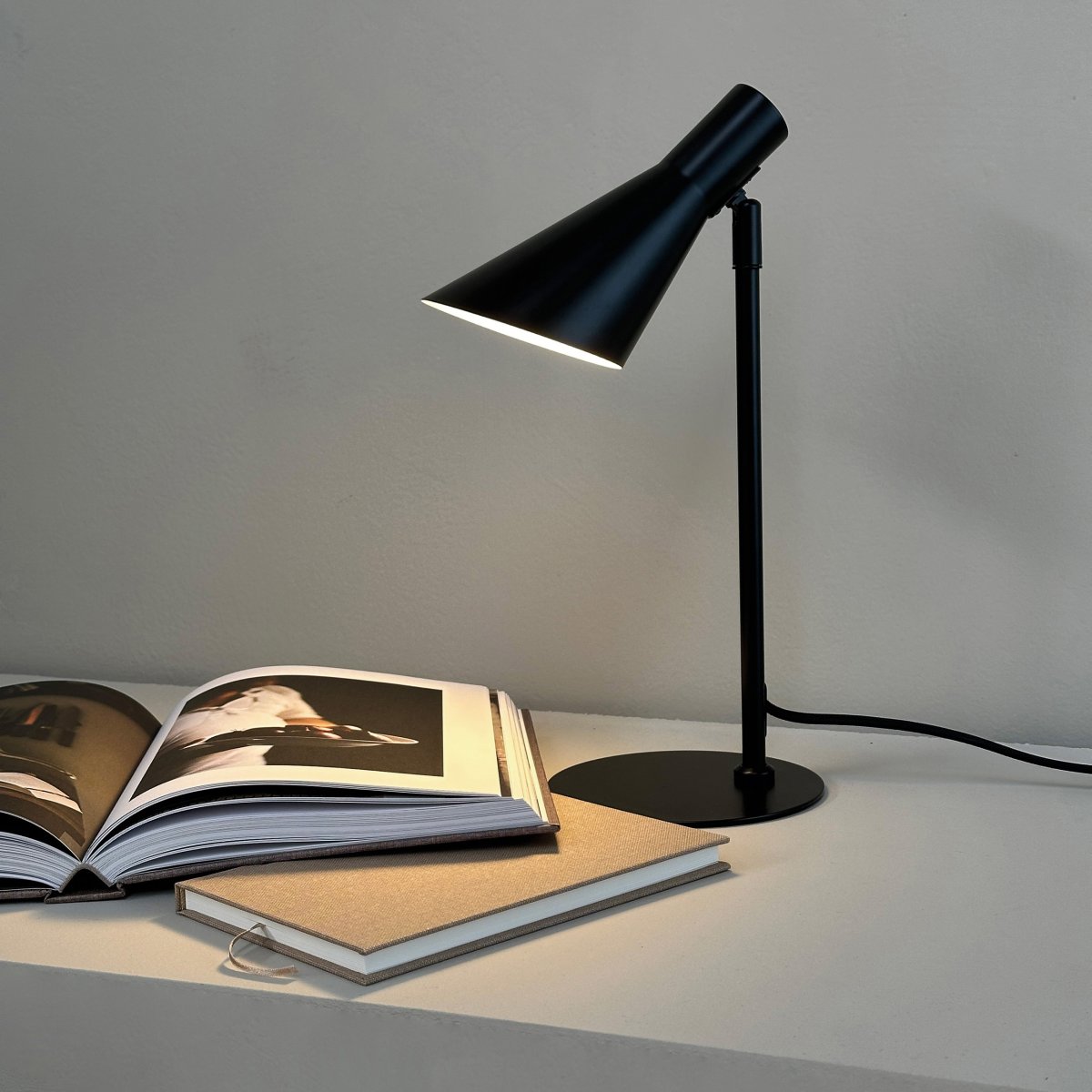 DL12 Mini 40cm Noir lampe de bureau De Dyberg Larsen - Elle est fournie avec un câble textile noir de 1,6 m, un interrupteur et une prise secteur.