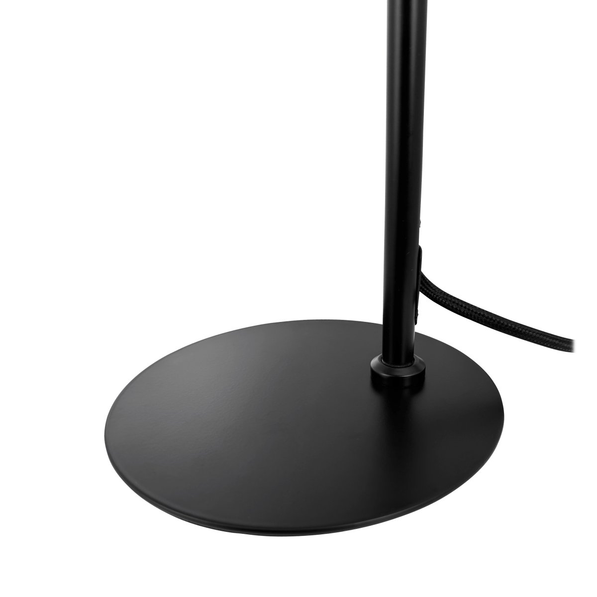 DL12 Mini 40cm Noir lampe de bureau De Dyberg Larsen - Elle est fournie avec un câble textile noir de 1,6 m, un interrupteur et une prise secteur.