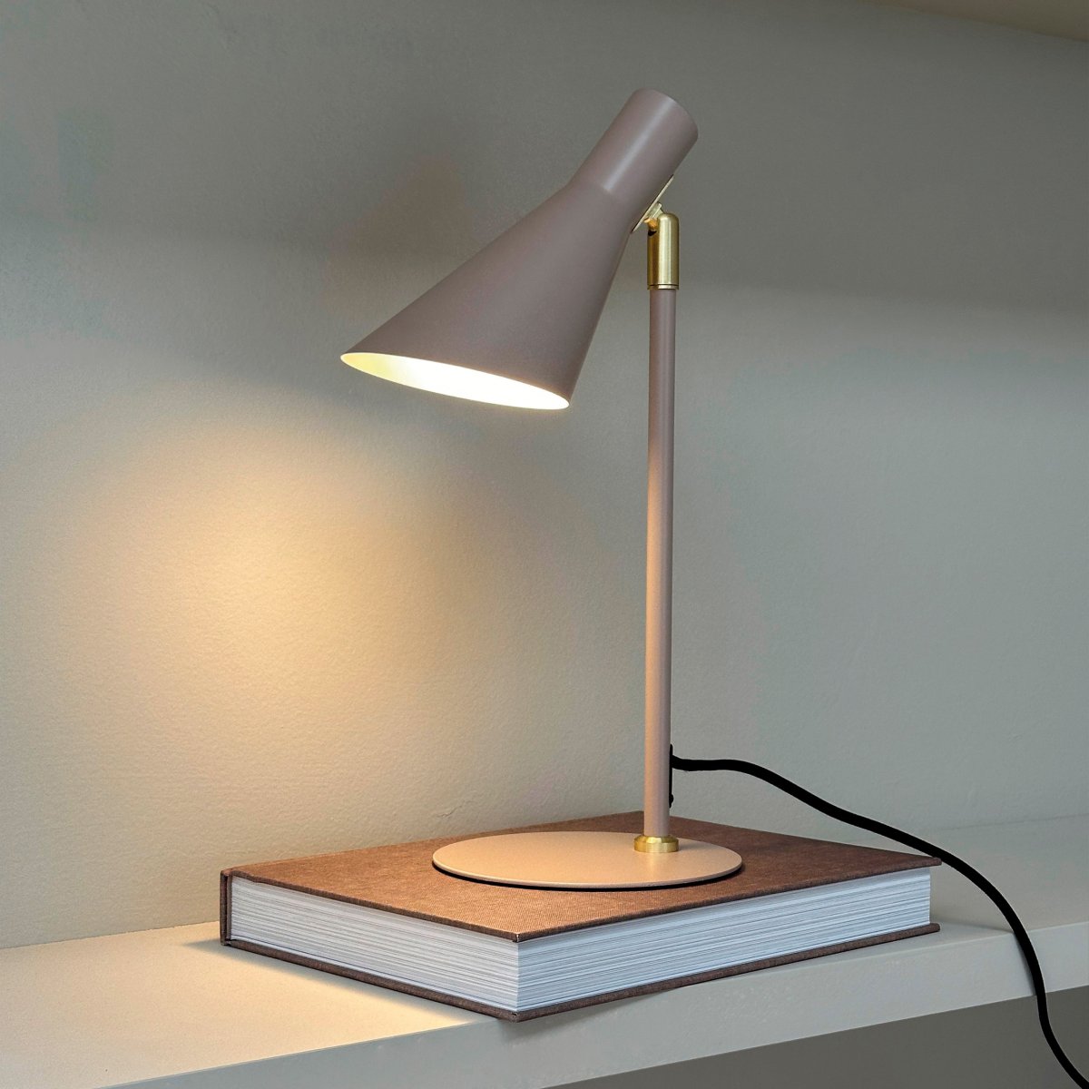 DL12 Mini 40cm Beige lampe de bureau De Dyberg Larsen - Elle est fournie avec un câble textile noir de 1,6 m, un interrupteur et une prise secteur.