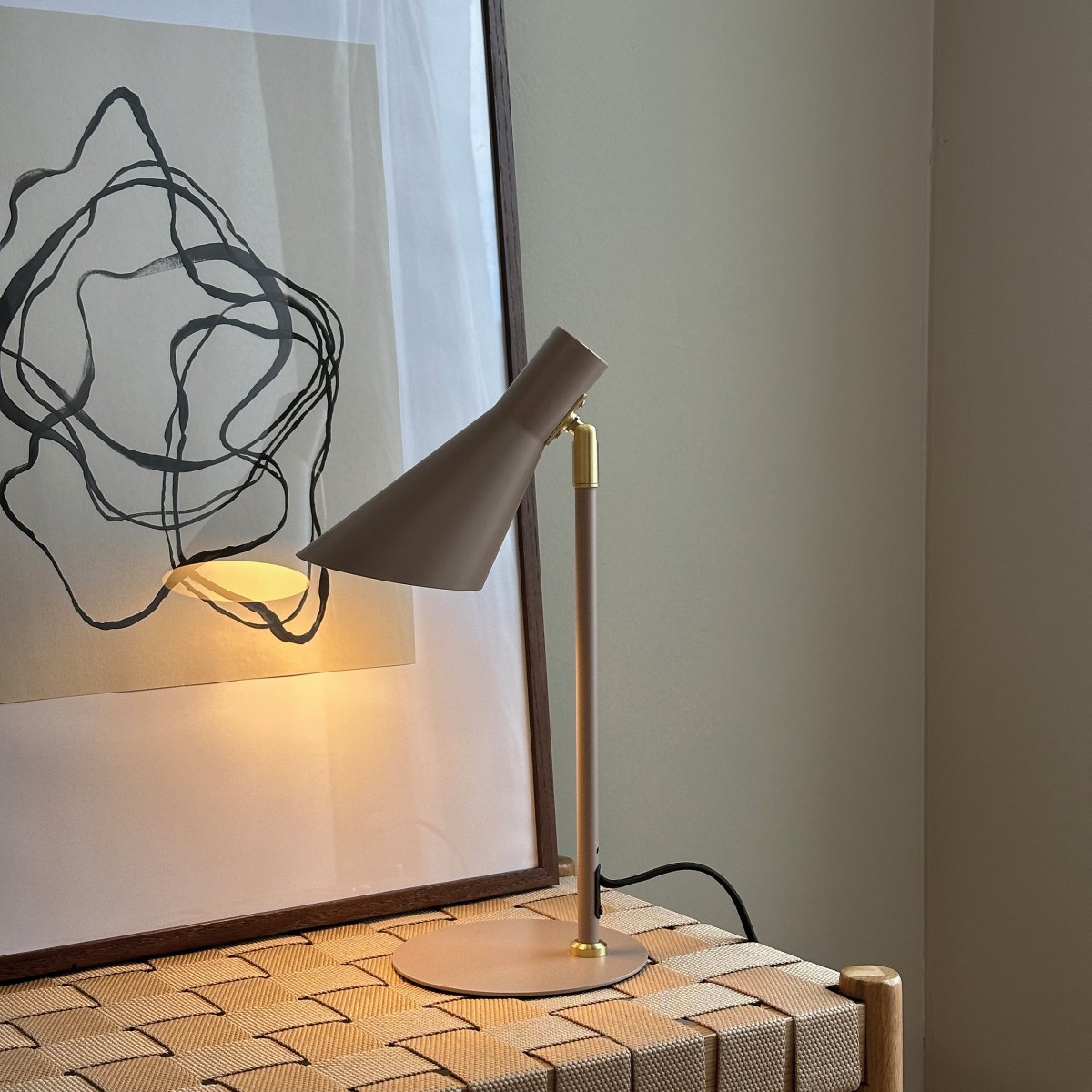 DL12 Mini 40cm Beige lampe de bureau De Dyberg Larsen - Elle est fournie avec un câble textile noir de 1,6 m, un interrupteur et une prise secteur.