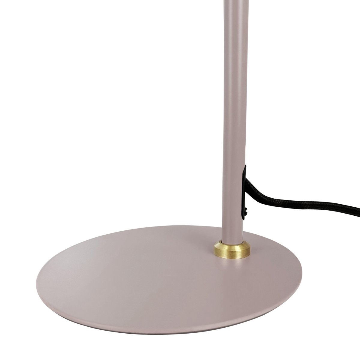 DL12 Mini 40cm Beige lampe de bureau De Dyberg Larsen - Elle est fournie avec un câble textile noir de 1,6 m, un interrupteur et une prise secteur.
