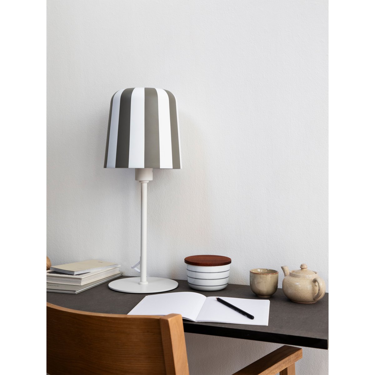 Gry 50cm Gris lampe de table De Dyberg Larsen - Genom att ta igenk&auml;nnbara m&ouml;nster och s&auml;tta dem i en ny kontext ville hon skapa en lampa som f&aring;r m&auml;nniskor att le och ger en unik visuell upplevelse.