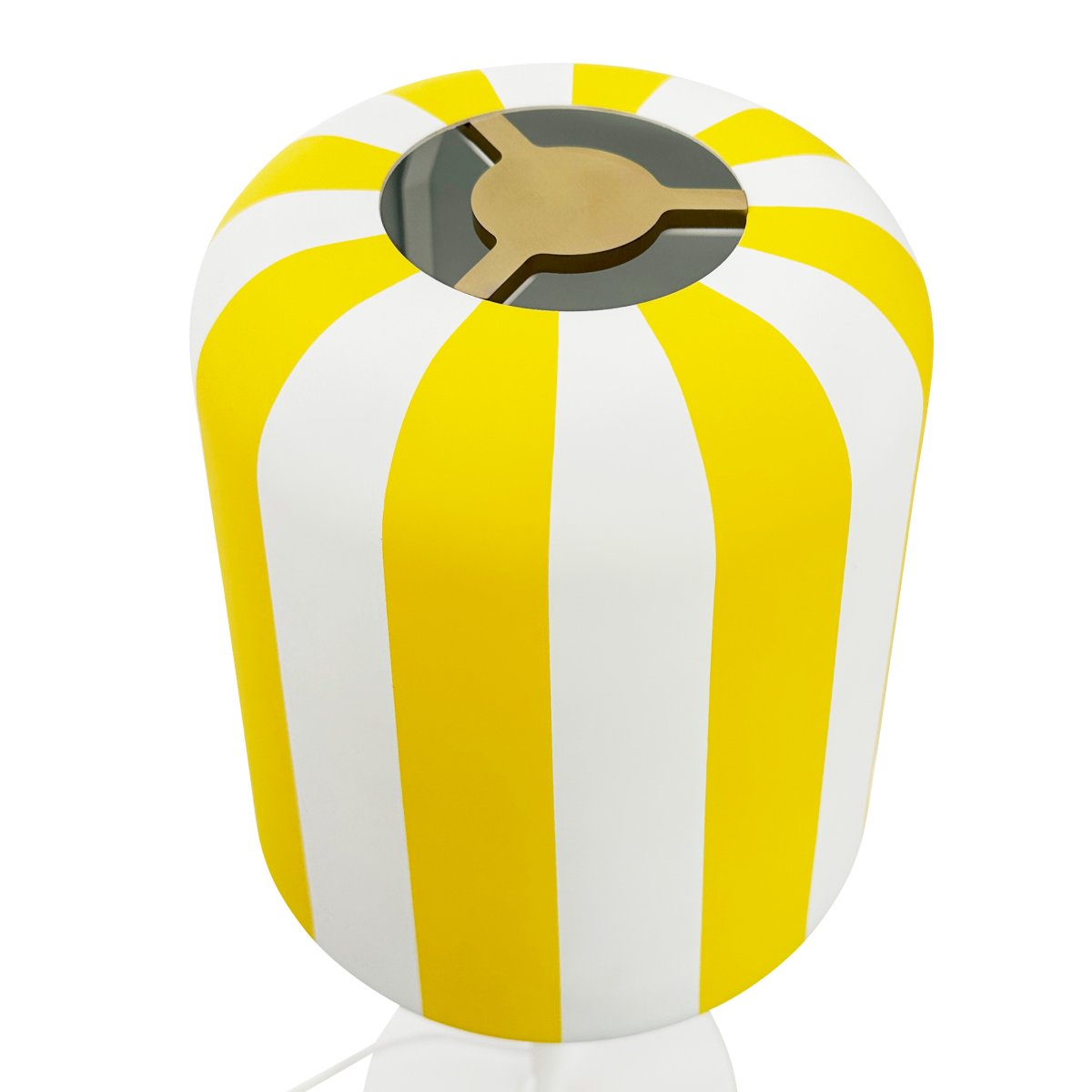 Gry 50cm Jaune lampe de table De Dyberg Larsen - Genom att ta igenk&auml;nnbara m&ouml;nster och s&auml;tta dem i en ny kontext ville hon skapa en lampa som f&aring;r m&auml;nniskor att le och ger en unik visuell upplevelse.