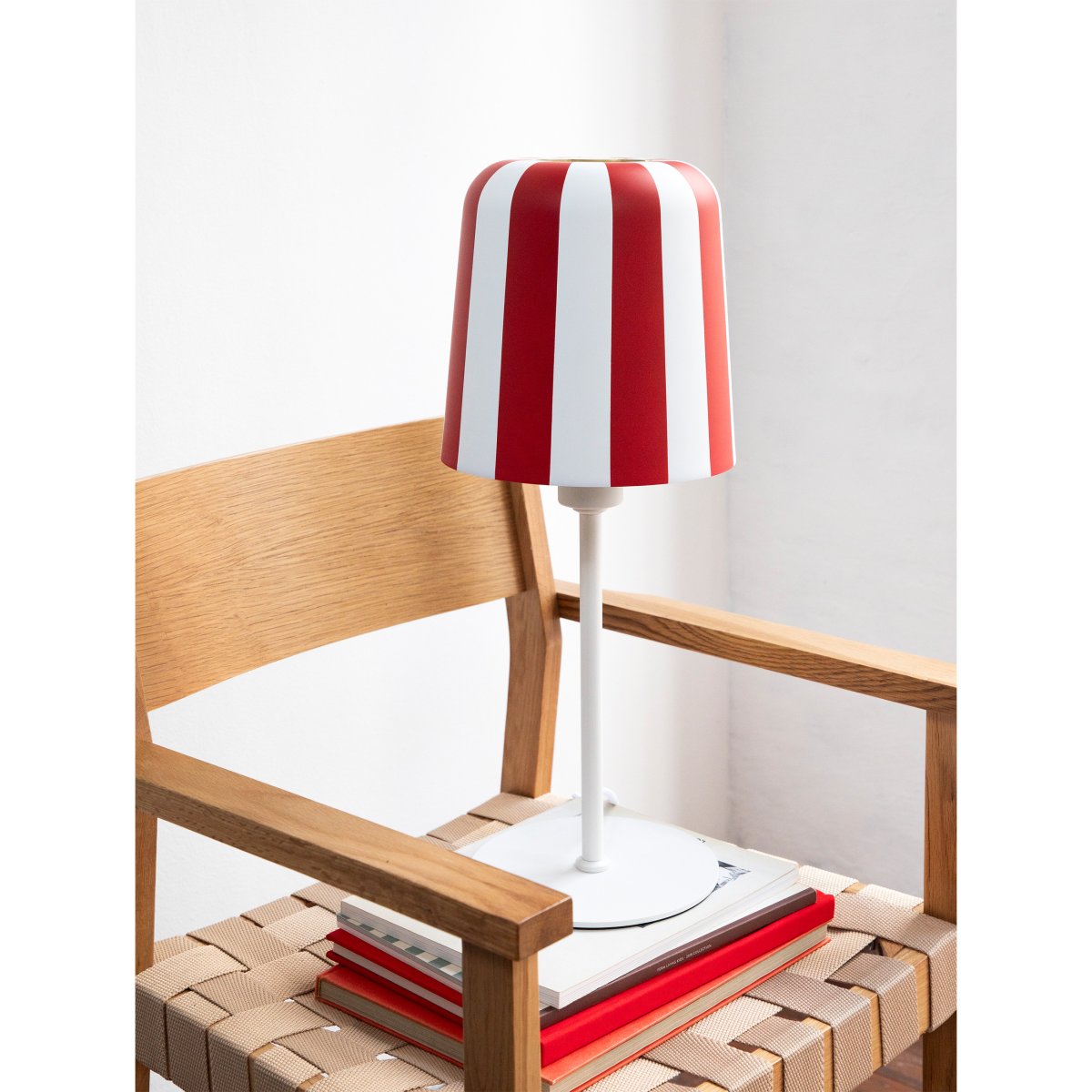 Gry 50cm ROUGE lampe de table De Dyberg Larsen - Genom att ta igenk&auml;nnbara m&ouml;nster och s&auml;tta dem i en ny kontext ville hon skapa en lampa som f&aring;r m&auml;nniskor att le och ger en unik visuell upplevelse.
