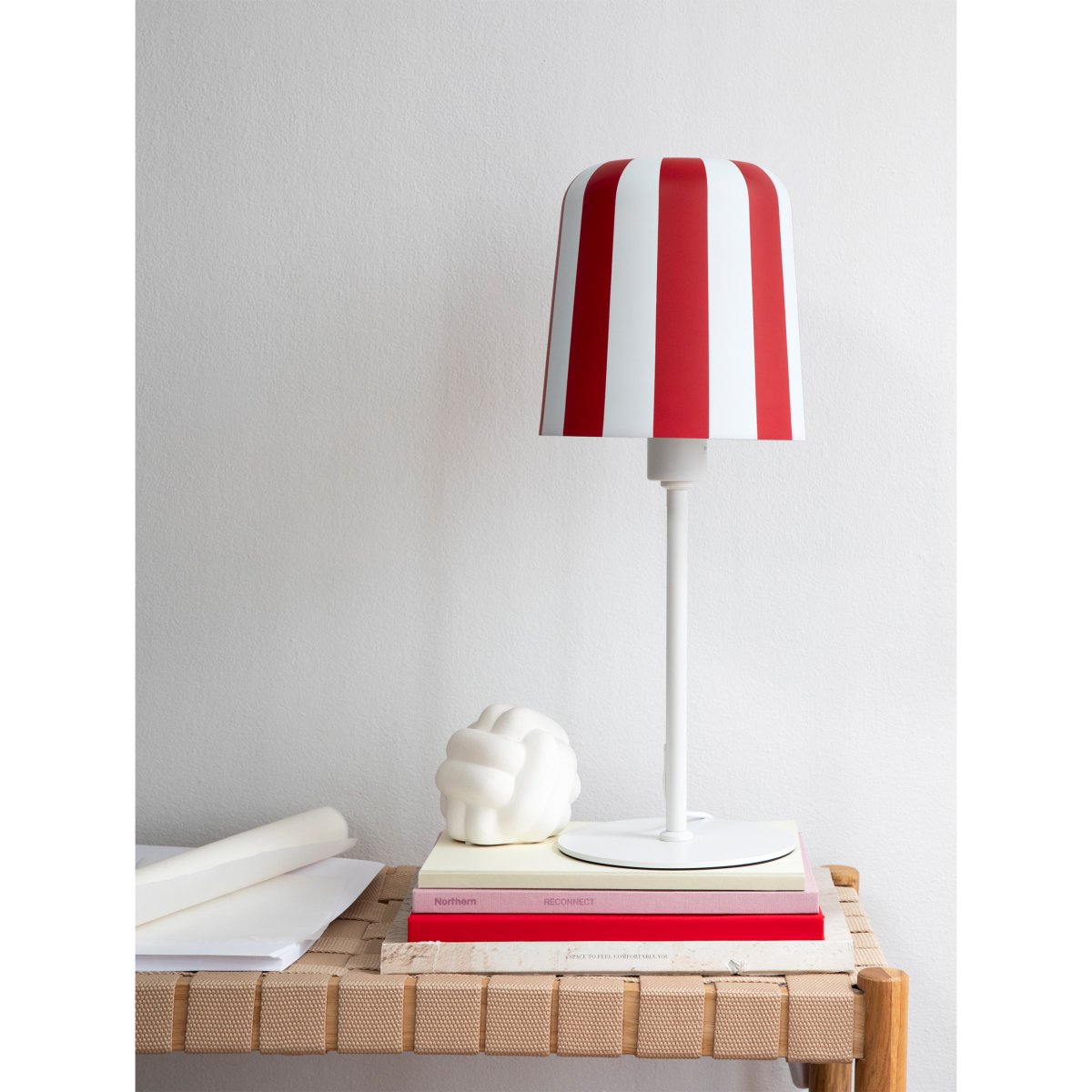 Gry 50cm ROUGE lampe de table De Dyberg Larsen - Genom att ta igenk&auml;nnbara m&ouml;nster och s&auml;tta dem i en ny kontext ville hon skapa en lampa som f&aring;r m&auml;nniskor att le och ger en unik visuell upplevelse.