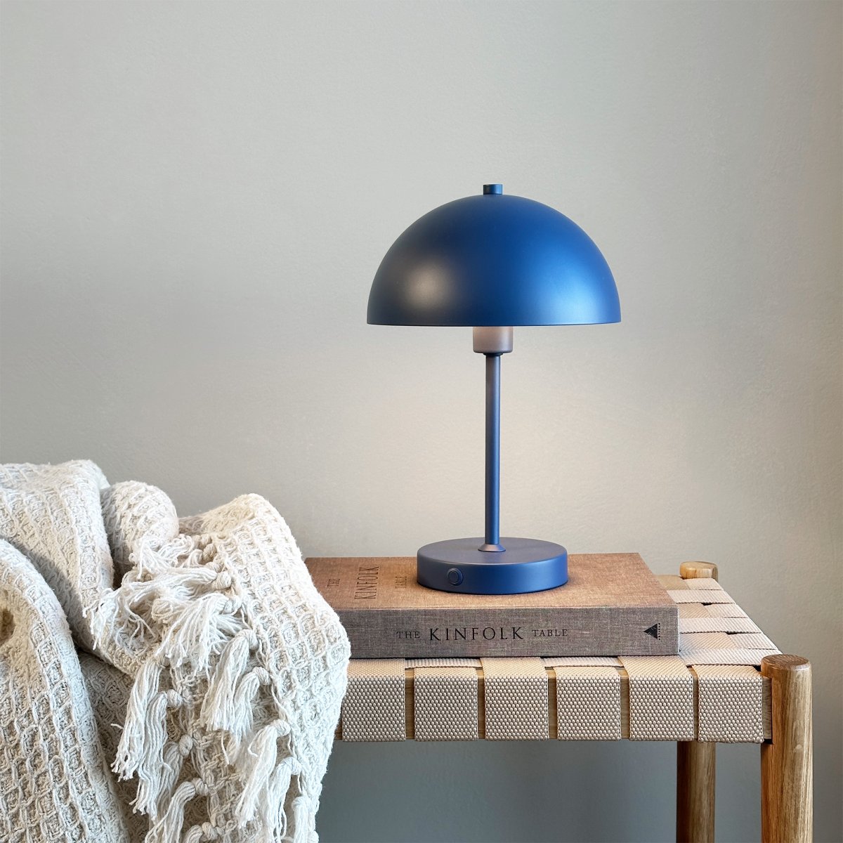 Stockholm 30cm Indigo portable De Dyberg Larsen - L'indicateur de batterie pratique indique clairement quand il est temps de charger et une fois compl&egrave;tement charg&eacute;, le voyant brille jusqu'&agrave; 6 heures sur une seule charge de batterie.