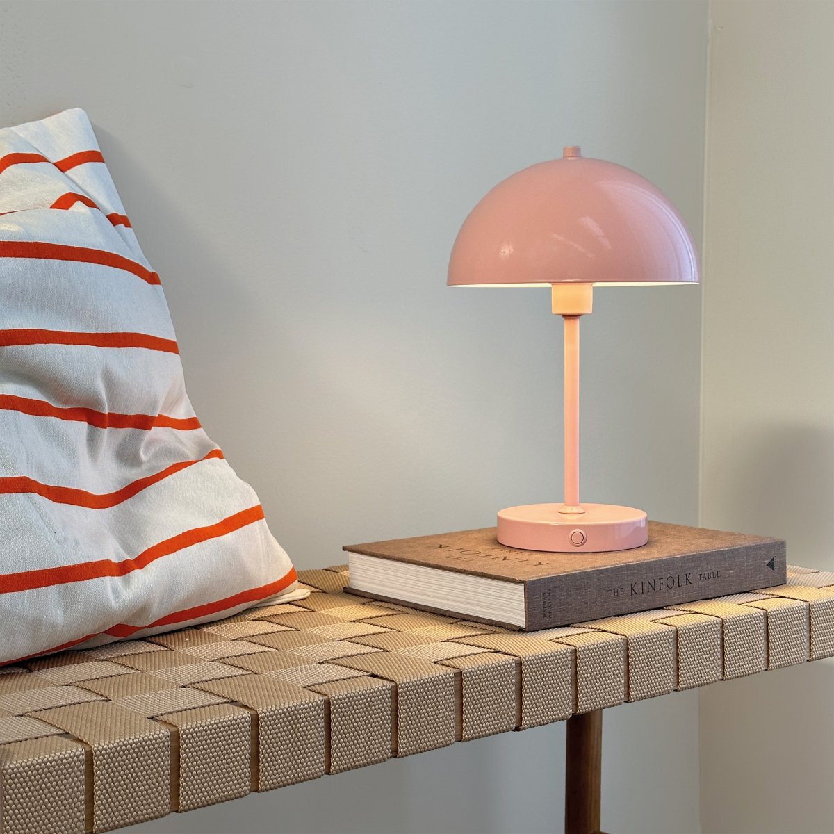 Stockholm 30cm Rose portable De Dyberg Larsen - L'indicateur de batterie pratique indique clairement quand il est temps de charger et une fois compl&egrave;tement charg&eacute;, le voyant brille jusqu'&agrave; 6 heures sur une seule charge de batterie.