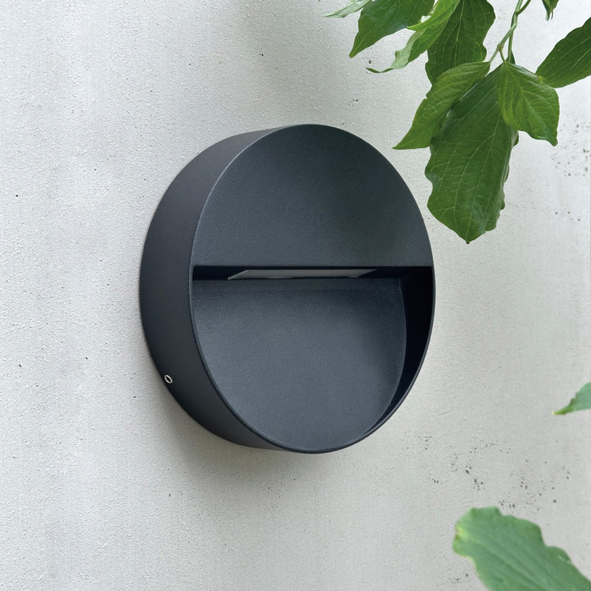 Pluto Noir lampe d’extérieur De Dyberg Larsen - Faisant partie du design danois, l'éclairage extérieur Pluto apporte non seulement une amélioration esthétique, mais contribue également à accroître la sécurité en améliorant la visibilité autour de la maison.