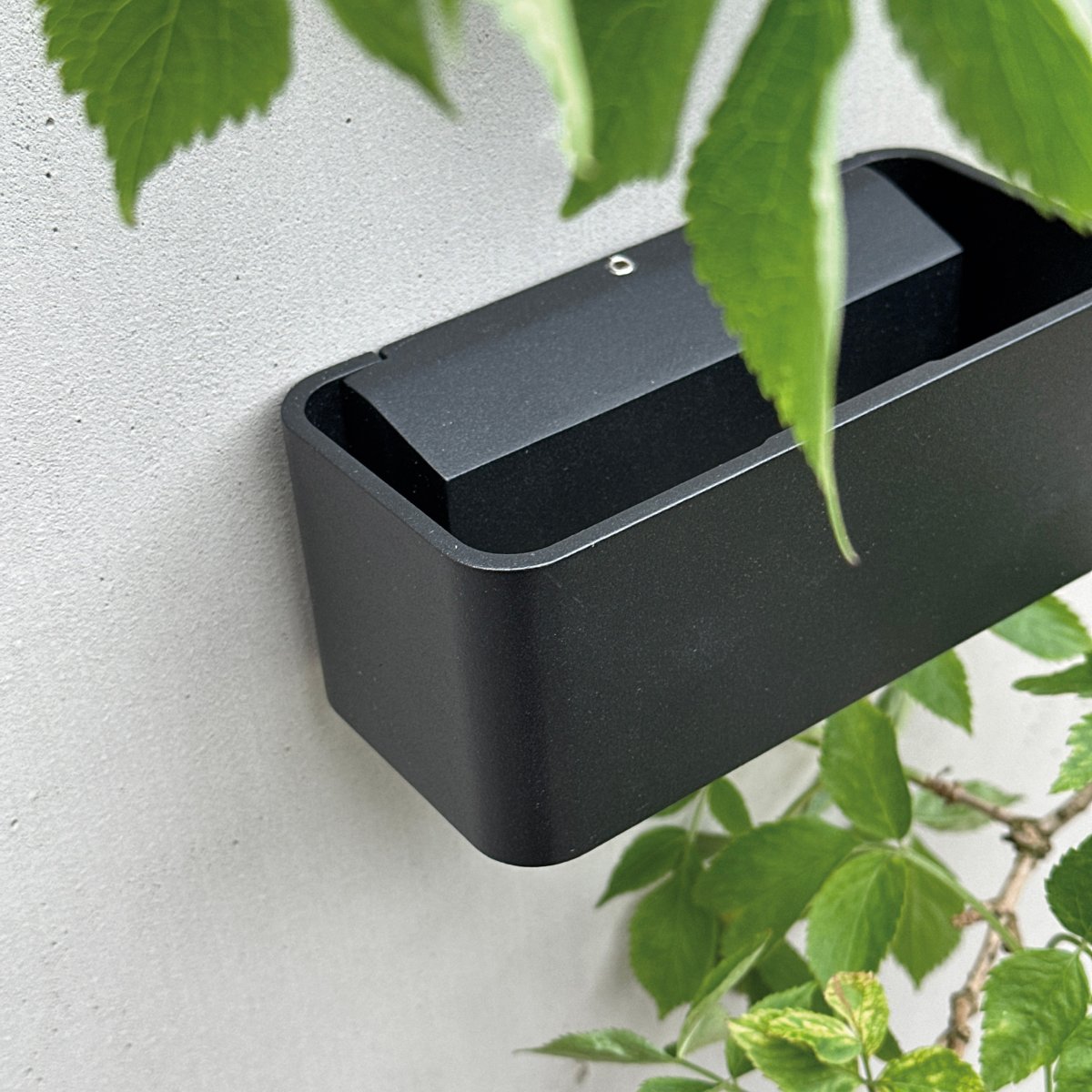 Saturn Noir lampe d’extérieur De Dyberg Larsen - L'indice de protection IP54 garantit que Saturn est à la fois résistant à l'humidité et à la poussière, ce qui le rend idéal pour toutes les conditions météorologiques.