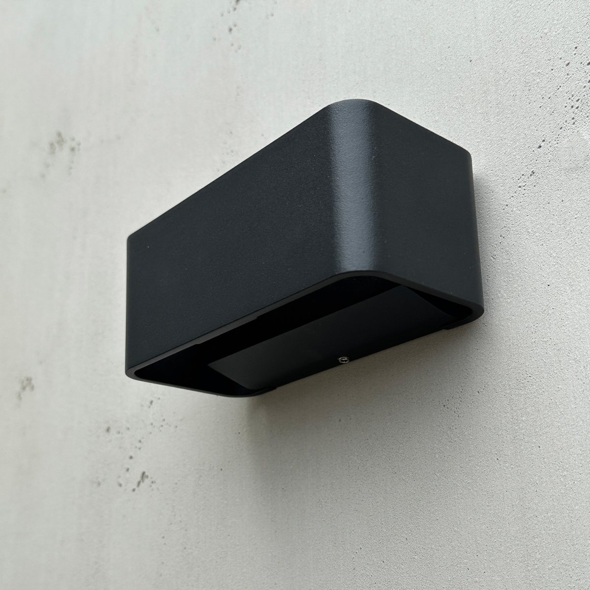 Saturn Noir lampe d’extérieur De Dyberg Larsen - L'indice de protection IP54 garantit que Saturn est à la fois résistant à l'humidité et à la poussière, ce qui le rend idéal pour toutes les conditions météorologiques.