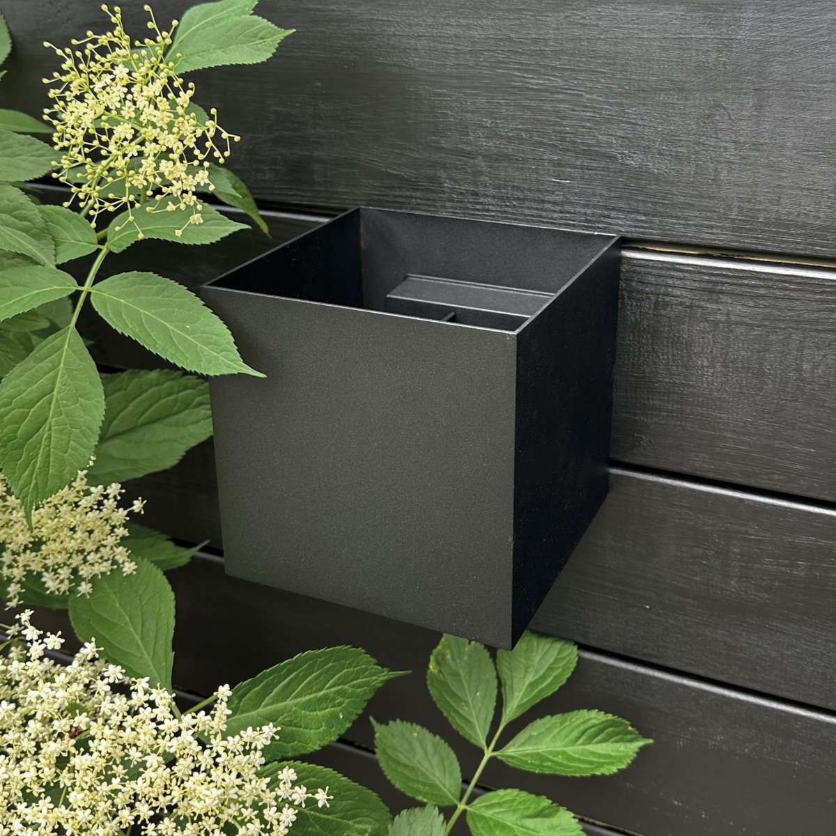 Venus Noir lampe d’extérieur De Dyberg Larsen - L'applique murale d'extérieur Venus est un choix élégant et moderne pour votre éclairage extérieur.