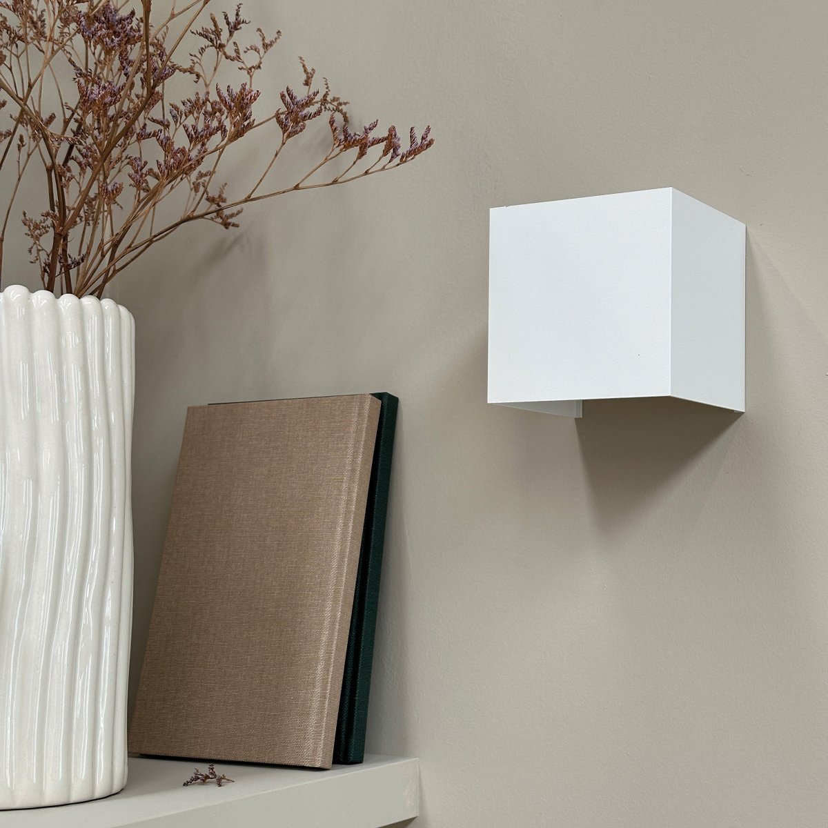Venus 10cm Blanc applique murale De Dyberg Larsen - Avec un angle d'éclairage de 10 à 120 degrés, Venus vous donne un contrôle total sur la lumière de votre maison.