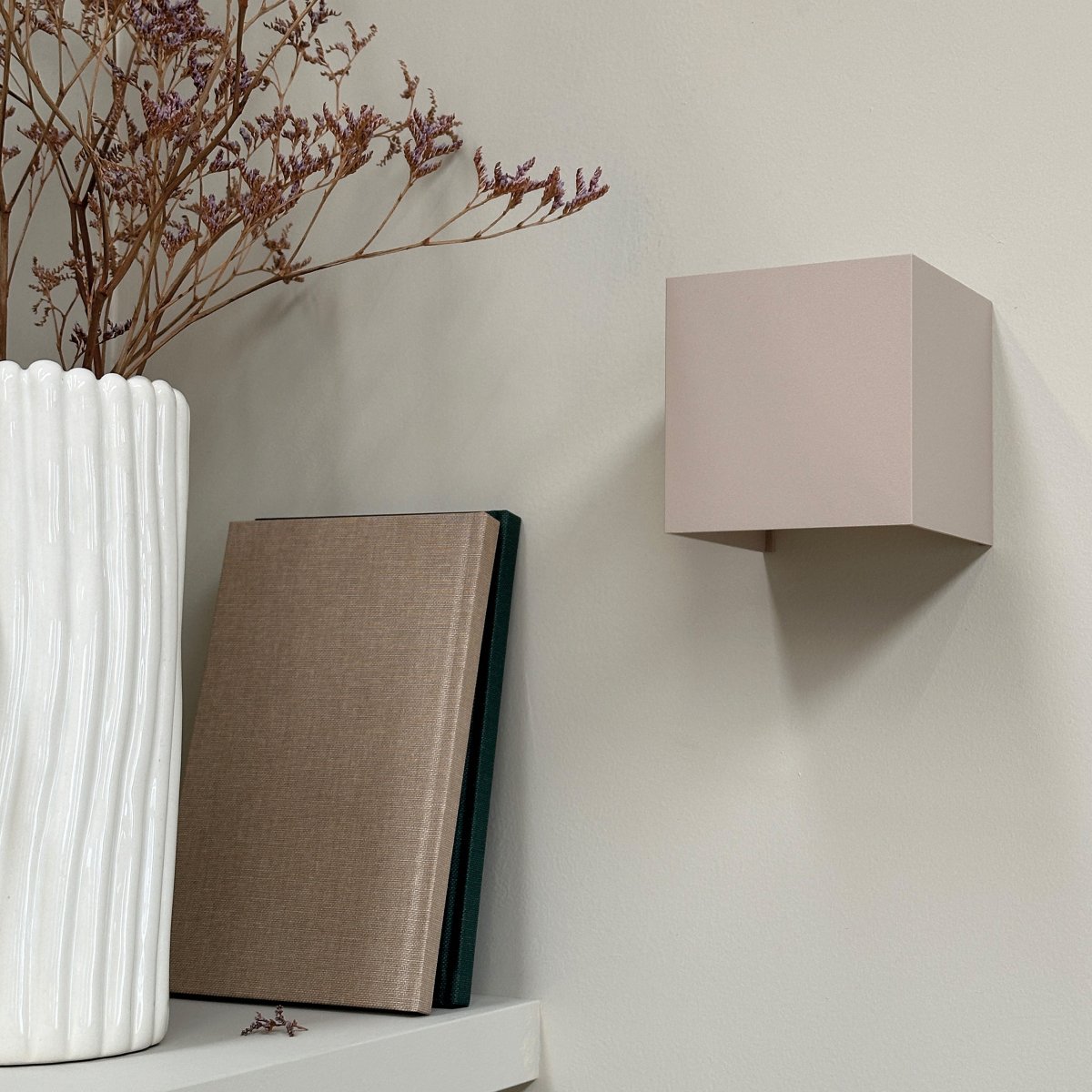 Venus 10cm Beige applique murale De Dyberg Larsen - Avec un angle d'éclairage de 10 à 120 degrés, Venus vous donne un contrôle total sur la lumière de votre maison.