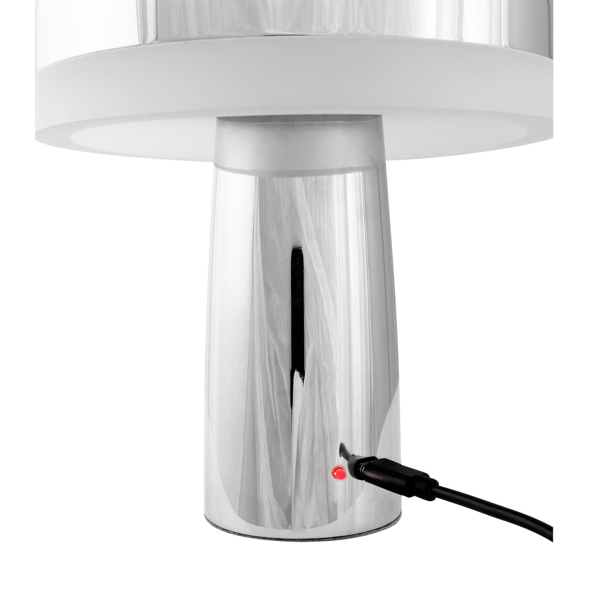 Porter 16cm Chrome portable De Dyberg Larsen - La lampe de table LED rechargeable Porter est une lampe moderne et fonctionnelle avec un design unique dans lequel la lumière vient du bord, offrant une lumière agréable et uniforme.