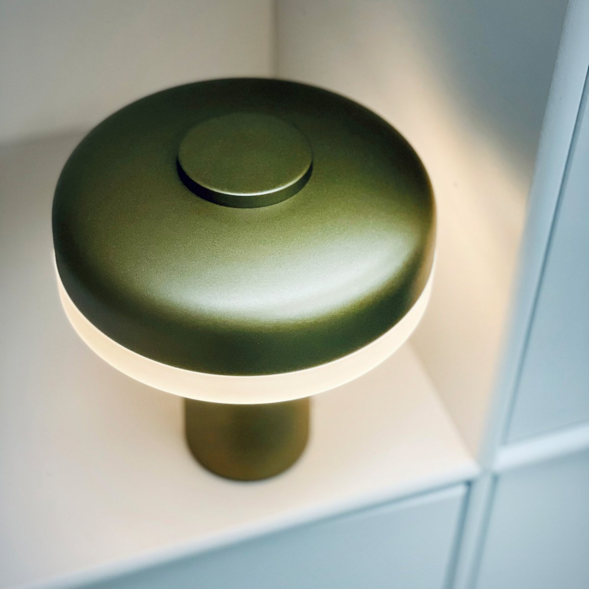 Porter 16cm Vert métallique portable De Dyberg Larsen - La lampe de table LED rechargeable Porter est une lampe moderne et fonctionnelle avec un design unique dans lequel la lumière vient du bord, offrant une lumière agréable et uniforme.