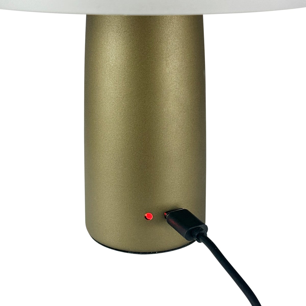 Porter 16cm Vert métallique portable De Dyberg Larsen - La lampe de table LED rechargeable Porter est une lampe moderne et fonctionnelle avec un design unique dans lequel la lumière vient du bord, offrant une lumière agréable et uniforme.