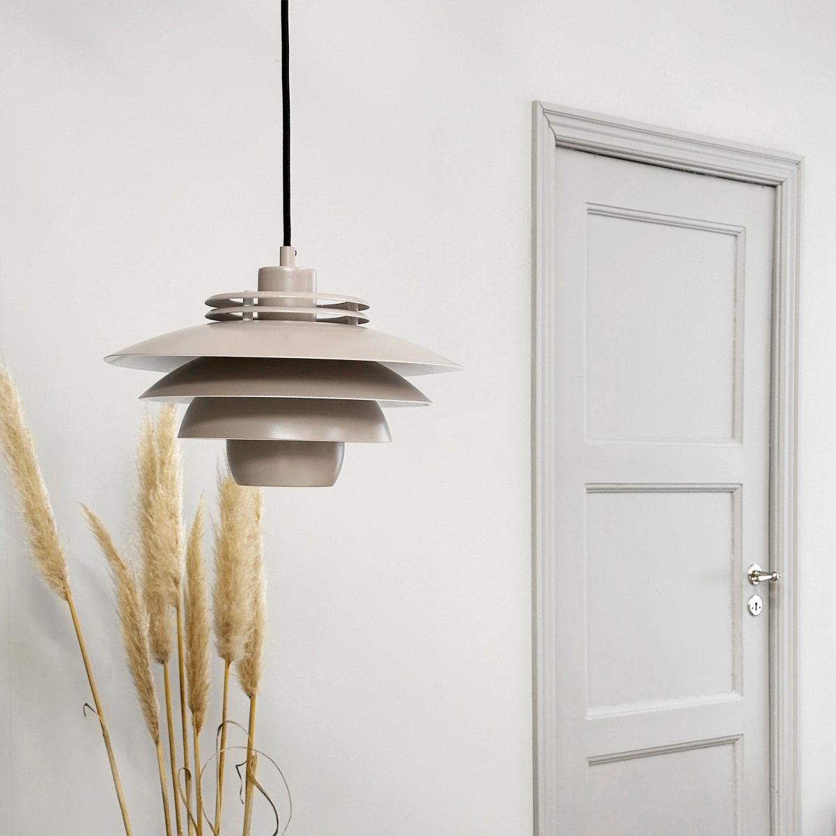 Ejka Ø30 Beige suspension De Dyberg Larsen - D&eacute;couvrez la suspension Ejka Mini, une lampe design danoise au style intemporel qui s'int&egrave;gre parfaitement dans la maison nordique.