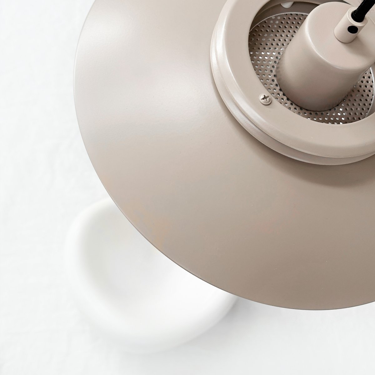 Ejka Ø30 Beige suspension De Dyberg Larsen - D&eacute;couvrez la suspension Ejka Mini, une lampe design danoise au style intemporel qui s'int&egrave;gre parfaitement dans la maison nordique.