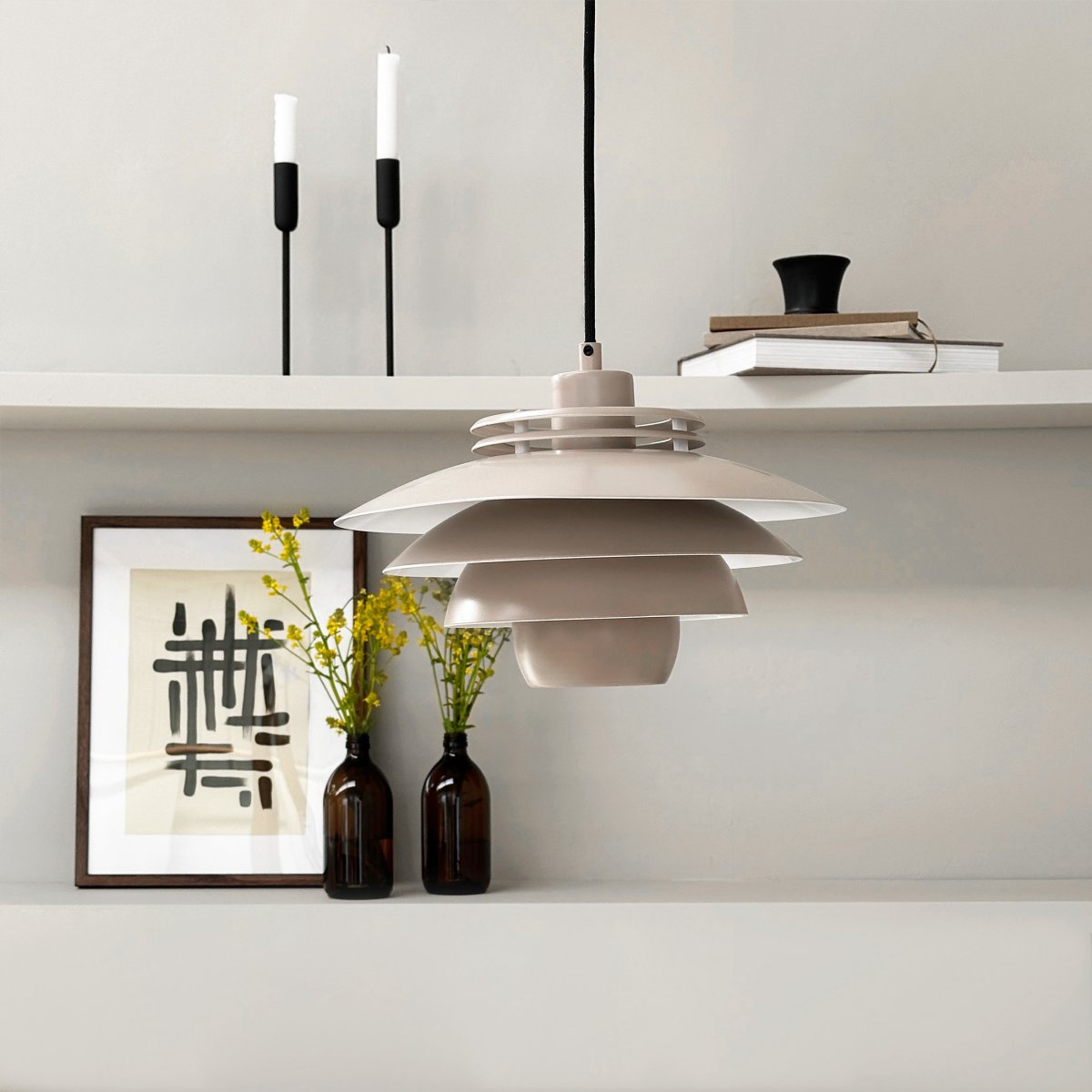 Ejka Ø30 Beige suspension De Dyberg Larsen - D&eacute;couvrez la suspension Ejka Mini, une lampe design danoise au style intemporel qui s'int&egrave;gre parfaitement dans la maison nordique.
