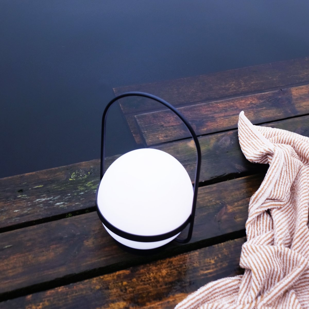 Summer 25cm Noir portable De Dyberg Larsen - Summer est une lampe LED rechargeable qui peut être chargée à la fois via le panneau solaire et USB, vous donnant de la lumière quand vous en avez besoin.