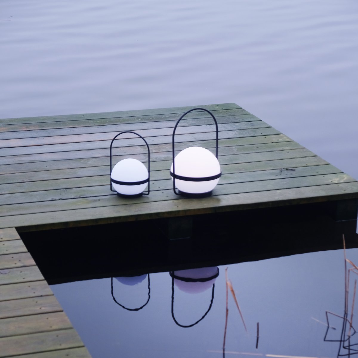 Summer 25cm Noir portable De Dyberg Larsen - Summer est une lampe LED rechargeable qui peut être chargée à la fois via le panneau solaire et USB, vous donnant de la lumière quand vous en avez besoin.