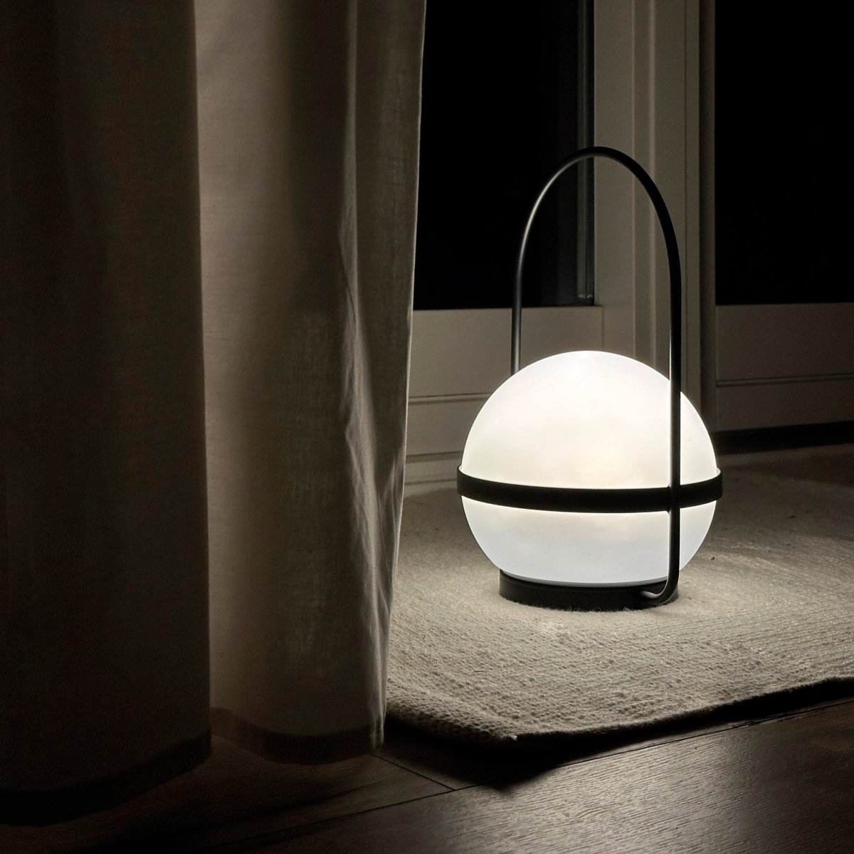 Summer 25cm Noir portable De Dyberg Larsen - Summer est une lampe LED rechargeable qui peut être chargée à la fois via le panneau solaire et USB, vous donnant de la lumière quand vous en avez besoin.