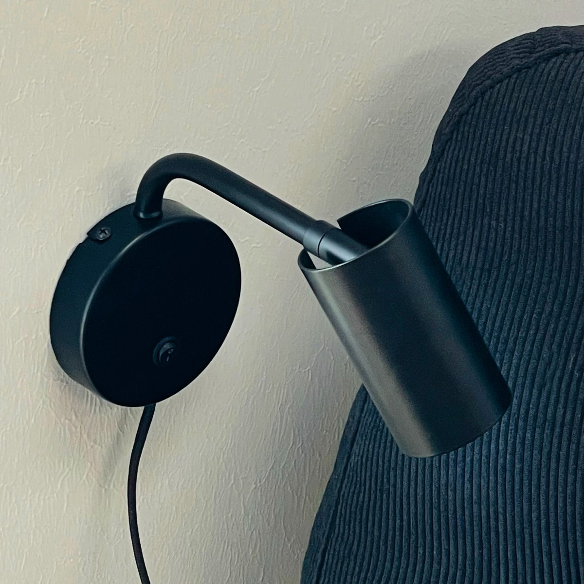 Skagerrak Noir lampe de lecture De Dyberg Larsen - L'interrupteur d'alimentation est situé sur la plaque murale et permet une manipulation facile, ce qui le rend parfait comme lampe de chevet ou lampe de lecture.