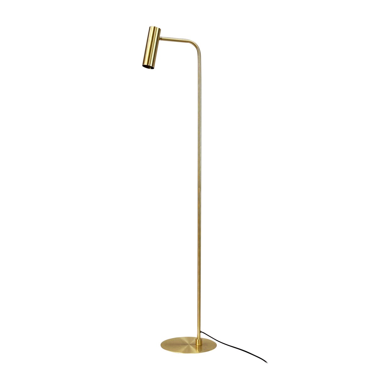 Skagerrak Laiton lampadaire De Dyberg Larsen - La lampe fournit une lumi&egrave;re douce et concentr&eacute;e qui cr&eacute;e une atmosph&egrave;re agr&eacute;able dans la maison.