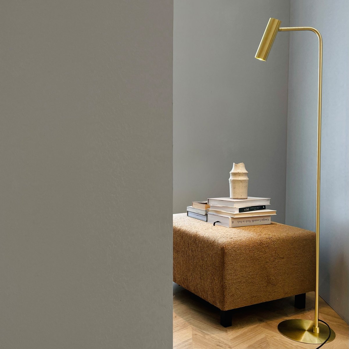 Skagerrak Laiton lampadaire De Dyberg Larsen - La lampe fournit une lumi&egrave;re douce et concentr&eacute;e qui cr&eacute;e une atmosph&egrave;re agr&eacute;able dans la maison.