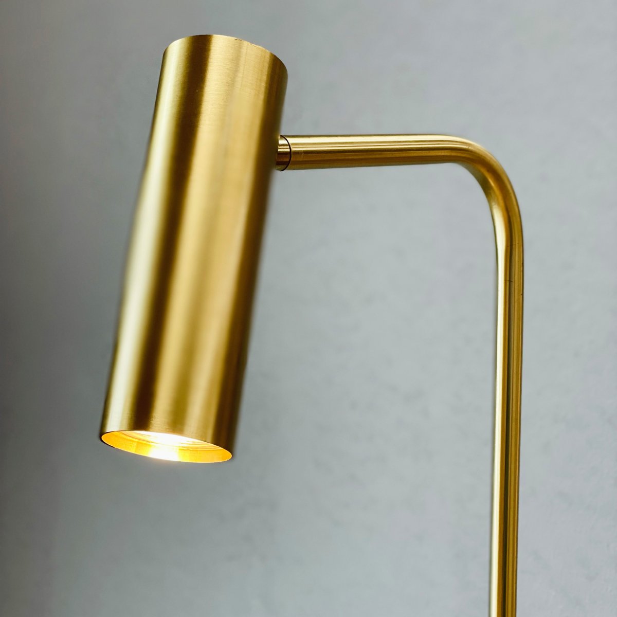 Skagerrak Laiton lampadaire De Dyberg Larsen - La lampe fournit une lumi&egrave;re douce et concentr&eacute;e qui cr&eacute;e une atmosph&egrave;re agr&eacute;able dans la maison.