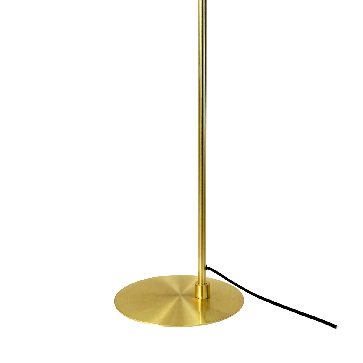 Skagerrak Laiton lampadaire De Dyberg Larsen - La lampe fournit une lumi&egrave;re douce et concentr&eacute;e qui cr&eacute;e une atmosph&egrave;re agr&eacute;able dans la maison.