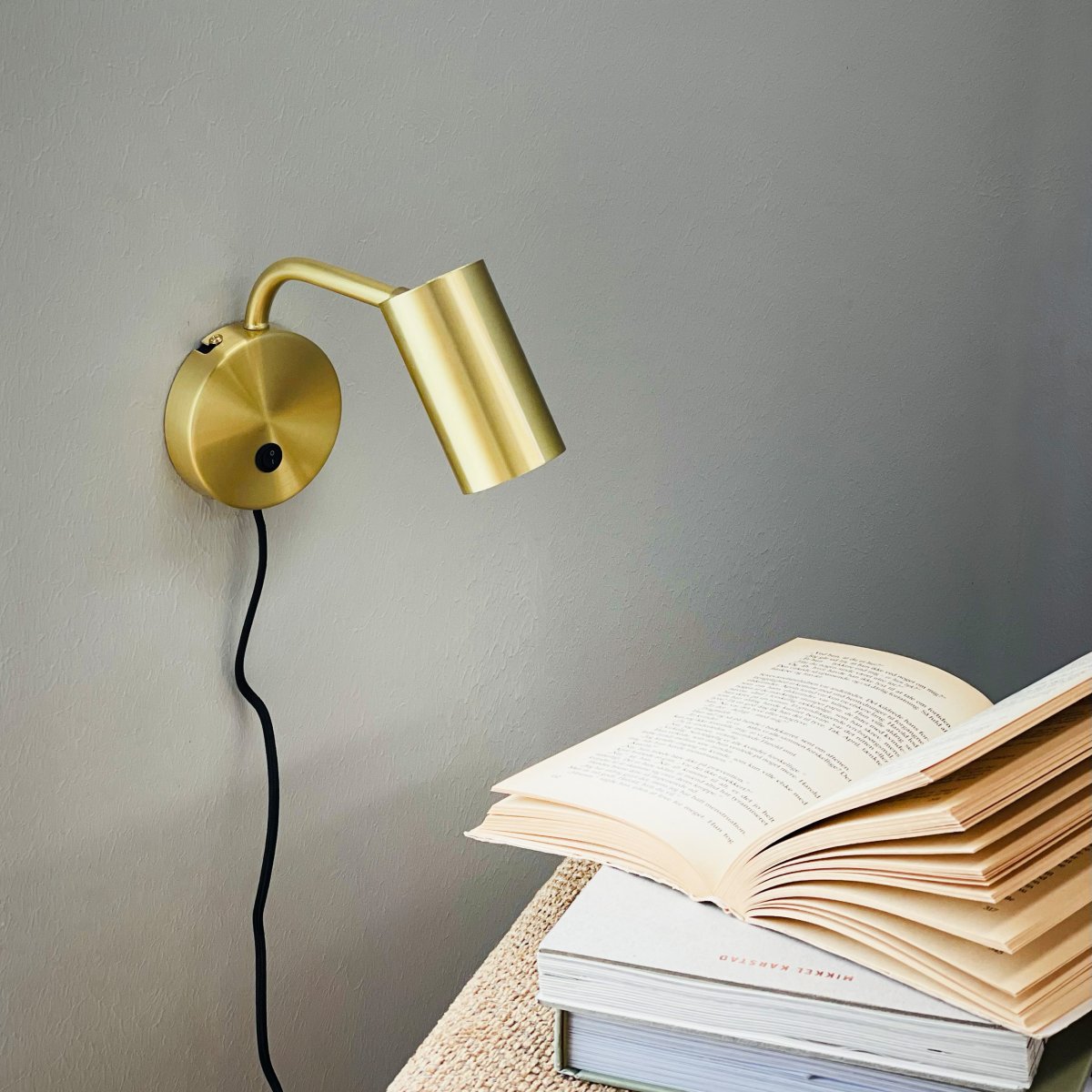 Skagerrak Laiton lampe de lecture De Dyberg Larsen - L'interrupteur d'alimentation est situé sur la plaque murale et permet une manipulation facile, ce qui le rend parfait comme lampe de chevet ou lampe de lecture.