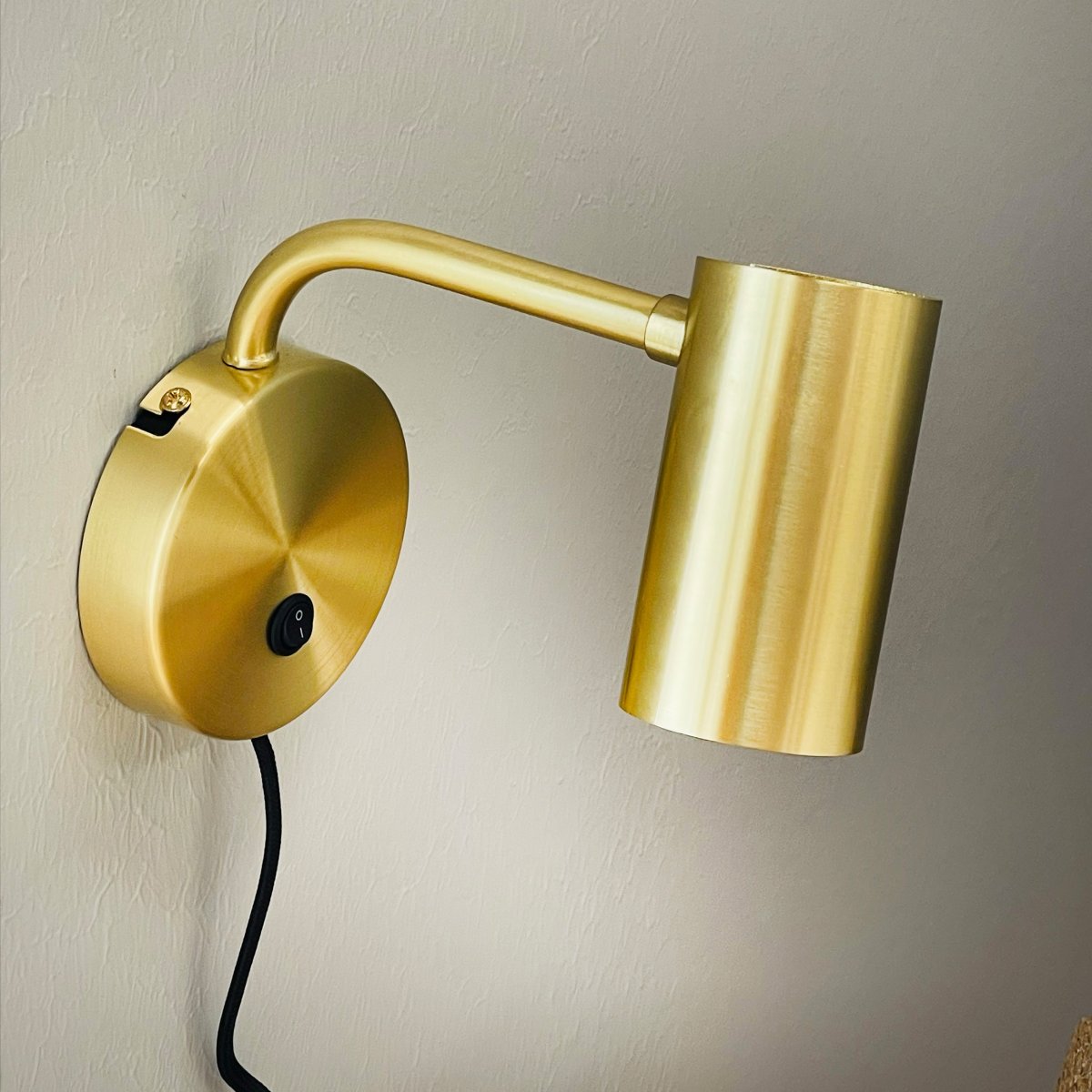 Skagerrak Laiton lampe de lecture De Dyberg Larsen - L'interrupteur d'alimentation est situé sur la plaque murale et permet une manipulation facile, ce qui le rend parfait comme lampe de chevet ou lampe de lecture.