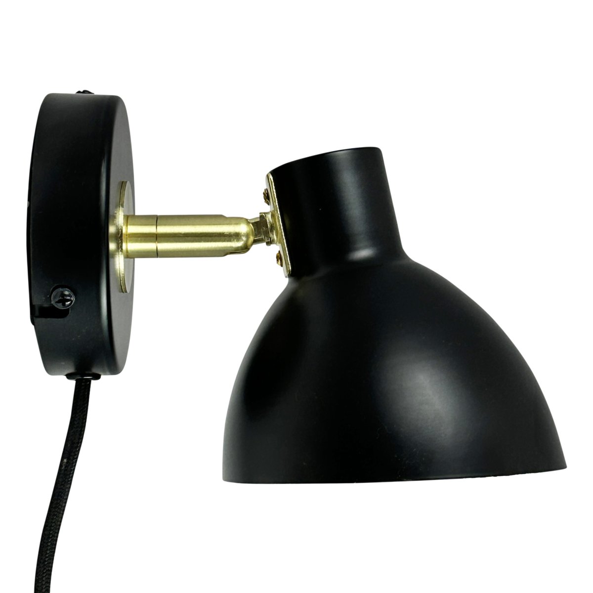 Lilje Noir lampe de lecture De Dyberg Larsen - Den justerbara sk&auml;rmen kan b&aring;de lutas och vridas, vilket g&ouml;r det enkelt att anpassa ljuset efter behov och skapa r&auml;tt st&auml;mning i rummet.