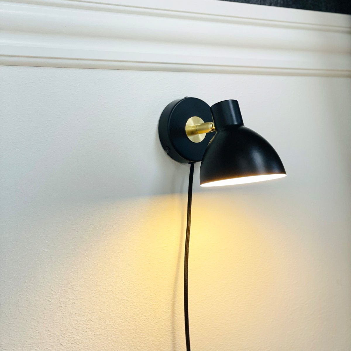Lilje Noir lampe de lecture De Dyberg Larsen - Den justerbara sk&auml;rmen kan b&aring;de lutas och vridas, vilket g&ouml;r det enkelt att anpassa ljuset efter behov och skapa r&auml;tt st&auml;mning i rummet.
