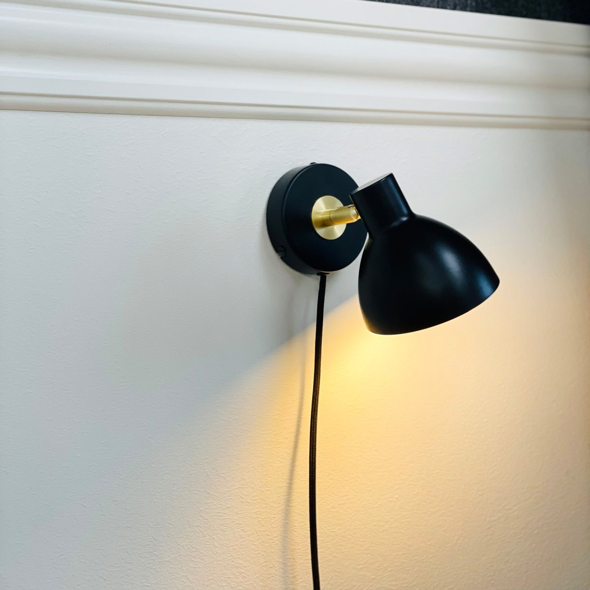 Lilje Noir lampe de lecture De Dyberg Larsen - Den justerbara sk&auml;rmen kan b&aring;de lutas och vridas, vilket g&ouml;r det enkelt att anpassa ljuset efter behov och skapa r&auml;tt st&auml;mning i rummet.