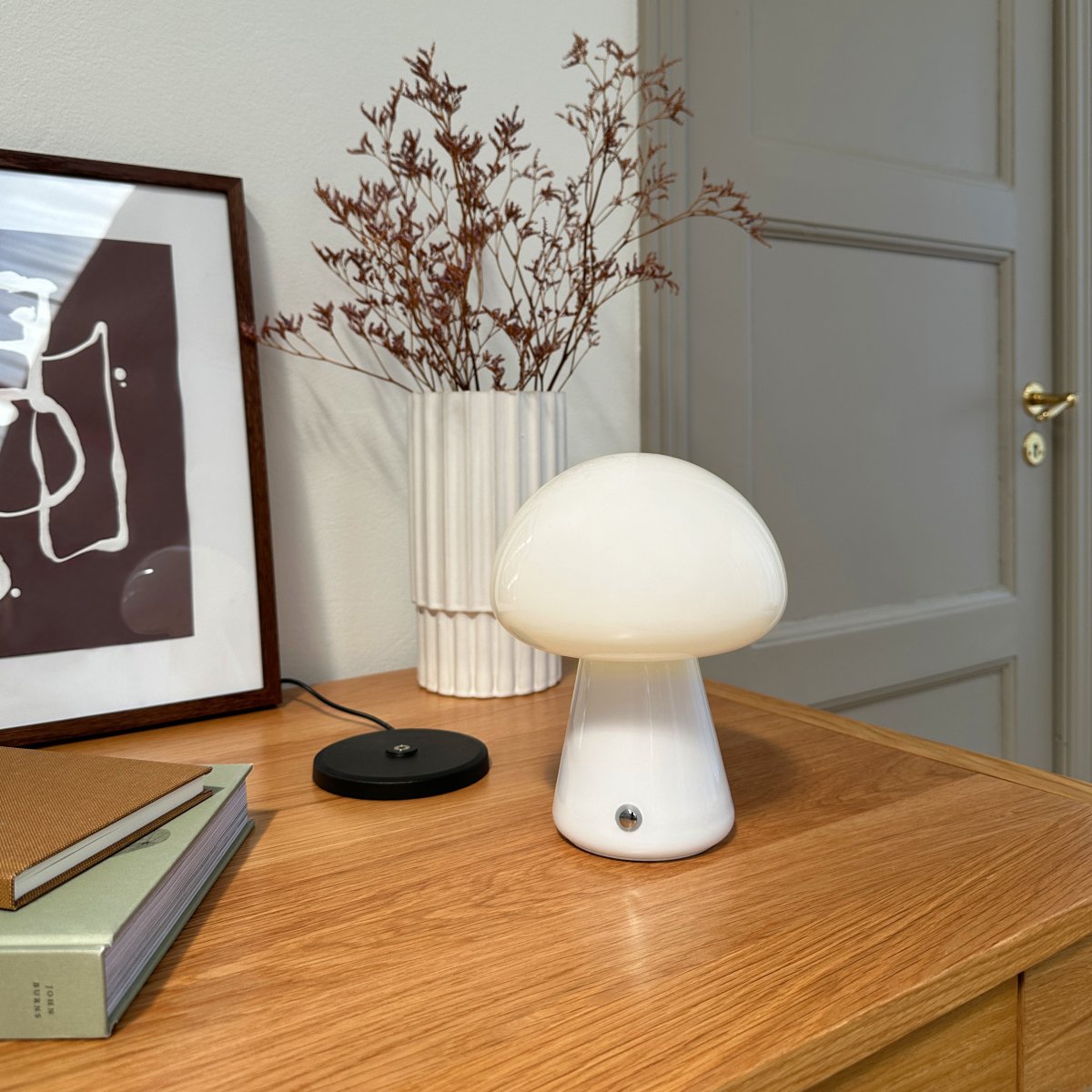 Morkel 20cm Blanc portable De Dyberg Larsen - Grâce à sa taille compacte et à sa conception sans fil, il peut être facilement placé n'importe où, ce qui le rend idéal pour le salon, la chambre ou le bureau.
