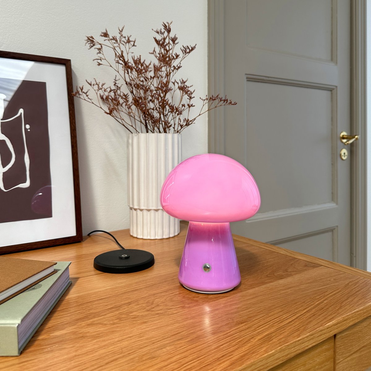 Morkel 20cm Violet portable De Dyberg Larsen - Gr&acirc;ce &agrave; sa taille compacte et &agrave; sa conception sans fil, il peut &ecirc;tre facilement plac&eacute; n'importe o&ugrave;, ce qui le rend id&eacute;al pour le salon, la chambre ou le bureau.