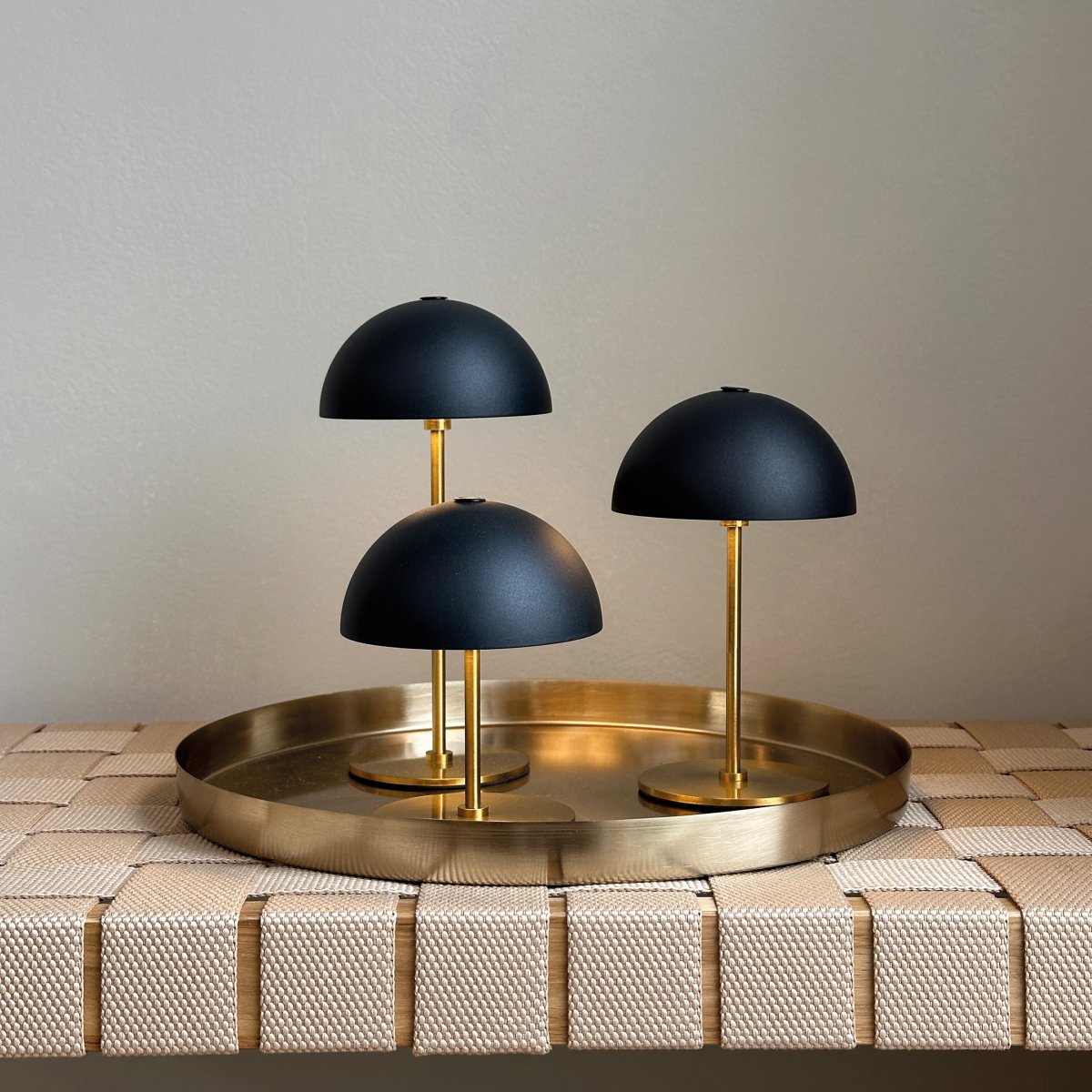 Along Ensemble 20cm Noir portable De Dyberg Larsen - Les lampes sans fil sont fabriqu&eacute;es en laiton avec des abat-jour en m&eacute;tal color&eacute; et disposent de trois niveaux de lumi&egrave;re non &eacute;blouissants qui fournissent une lumi&egrave;re douce et agr&eacute;able.