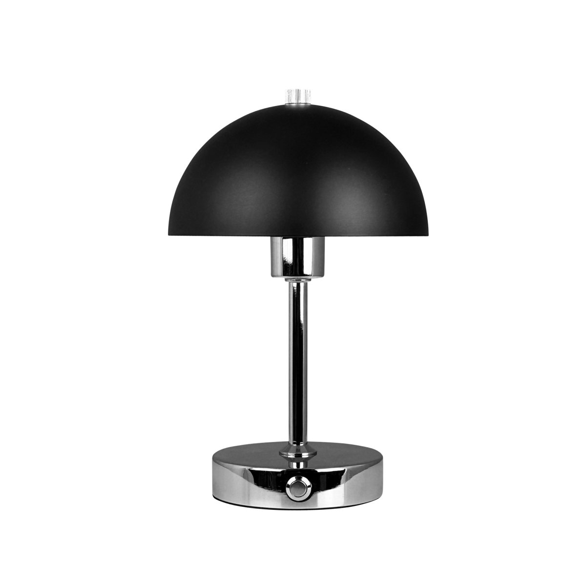 Malmø LED 23cm Chrome portable De Dyberg Larsen - Den svart- och kromf&auml;rgade metallen ger en elegant touch, och med sin kompakta storlek passar den perfekt p&aring; nattduksbord, skrivbord eller som dekorativ belysning.