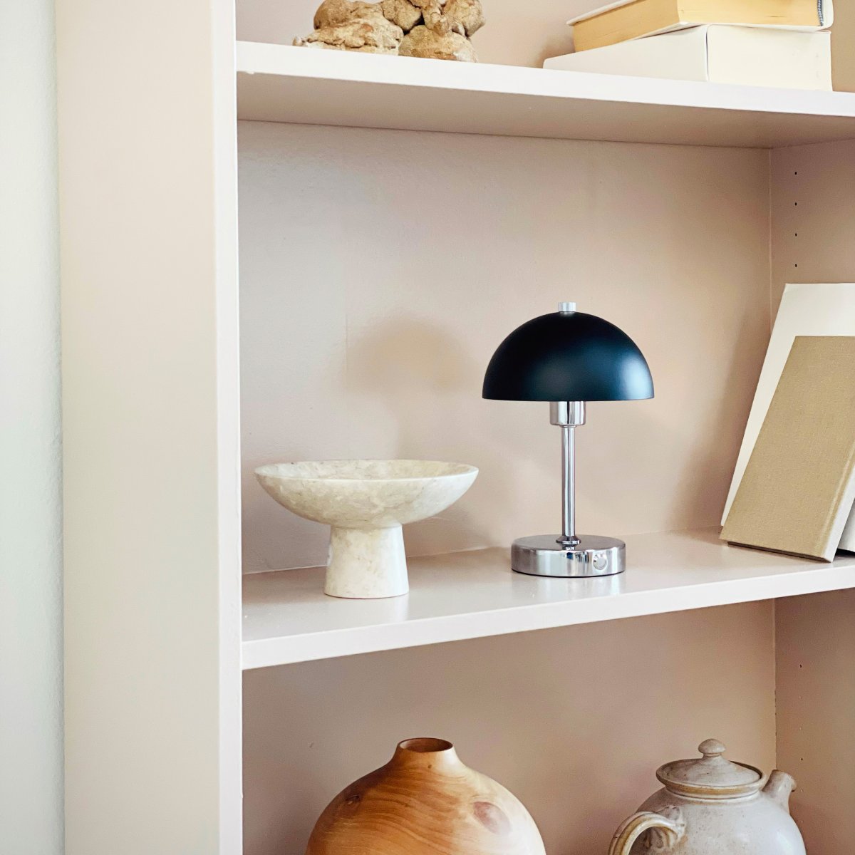 Malmø LED 23cm Chrome portable De Dyberg Larsen - Den svart- och kromf&auml;rgade metallen ger en elegant touch, och med sin kompakta storlek passar den perfekt p&aring; nattduksbord, skrivbord eller som dekorativ belysning.