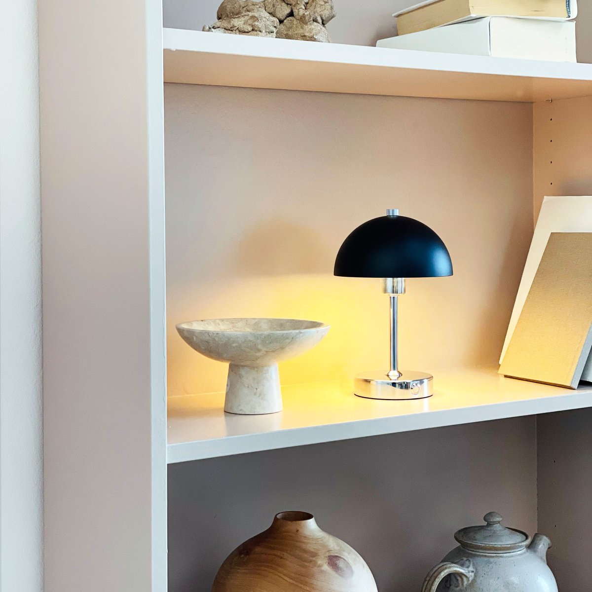 Malmø LED 23cm Chrome portable De Dyberg Larsen - Den svart- och kromf&auml;rgade metallen ger en elegant touch, och med sin kompakta storlek passar den perfekt p&aring; nattduksbord, skrivbord eller som dekorativ belysning.