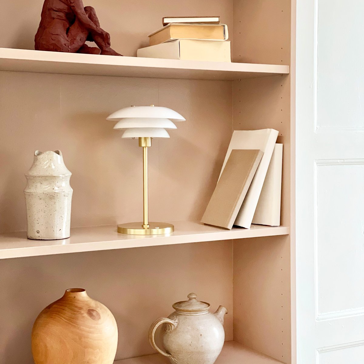 DL20 LED 30cm Laiton portable De Dyberg Larsen - Den uppladdningsbara lampan har en h&ouml;jd p&aring; 30 cm och en lampsk&auml;rmsdiameter p&aring; 20 cm, vilket g&ouml;r den perfekt f&ouml;r s&auml;ngbordet, skrivbordet eller en mysig h&ouml;rna.