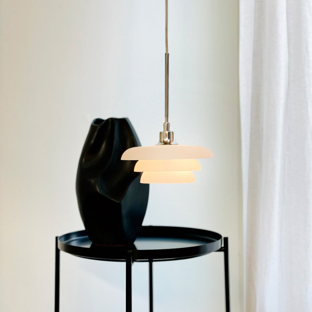 Ava Ø20 Opale suspension De Dyberg Larsen - Ajoutez une touche de style à votre intérieur avec la magnifique suspension Ava de Dyberg Larsen, un luminaire design danois qui allie simplicité et élégance.