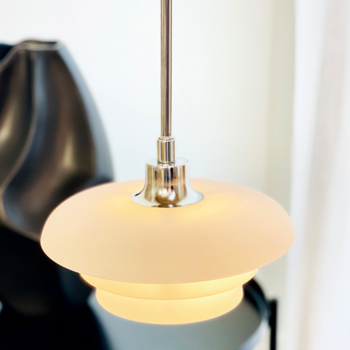 Ava Ø20 Opale suspension De Dyberg Larsen - Ajoutez une touche de style à votre intérieur avec la magnifique suspension Ava de Dyberg Larsen, un luminaire design danois qui allie simplicité et élégance.