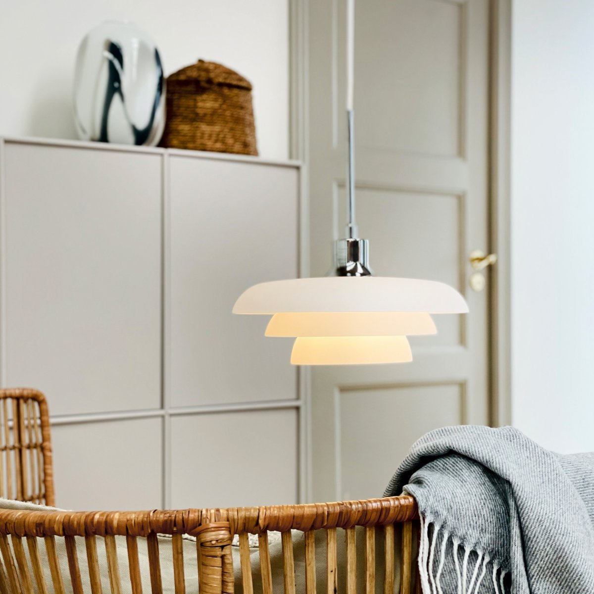 Ava Ø30 Opale suspension De Dyberg Larsen - Ajoutez une touche de style &agrave; votre int&eacute;rieur avec la magnifique suspension Ava de Dyberg Larsen, un luminaire design danois qui allie simplicit&eacute; et &eacute;l&eacute;gance.